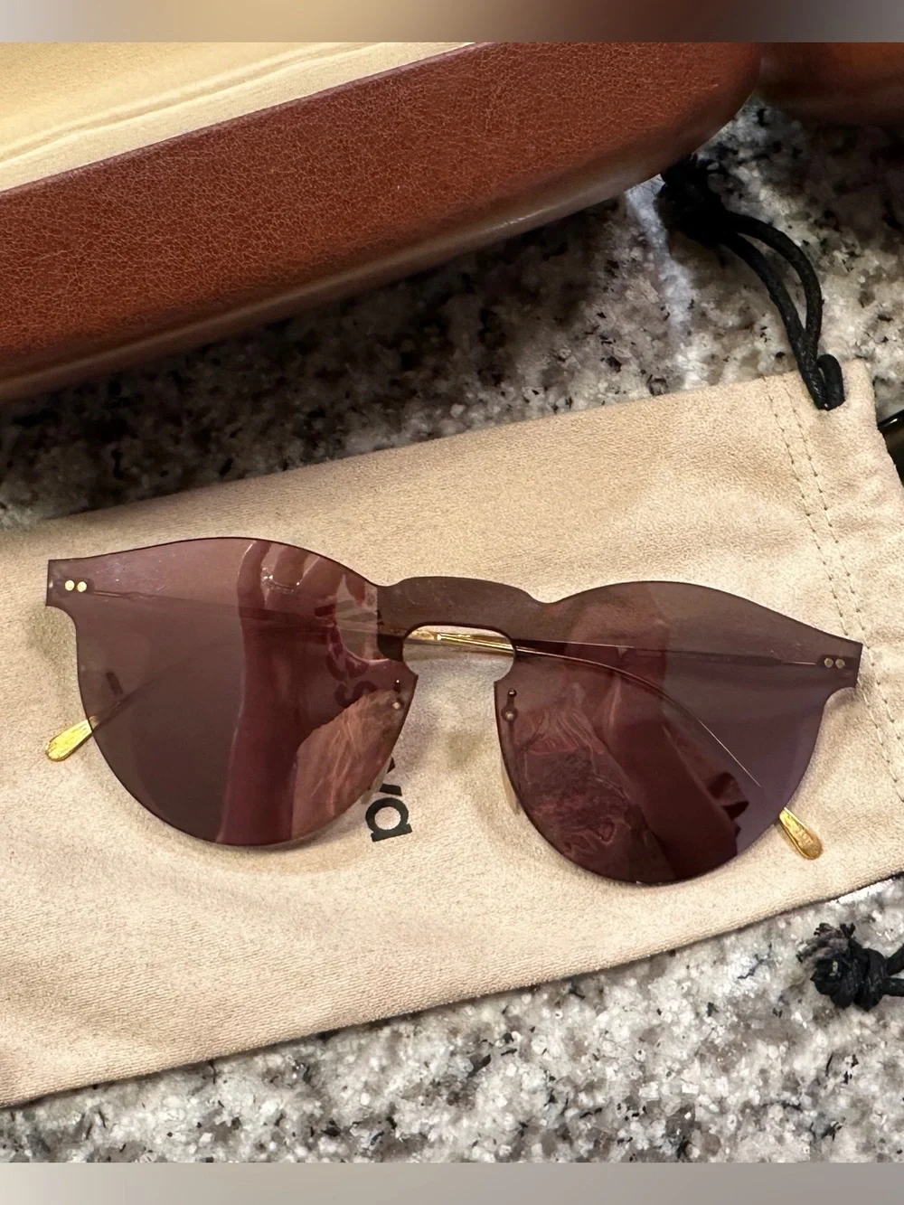 illesteva Leonard Mask Sunglasses in Pink with Case